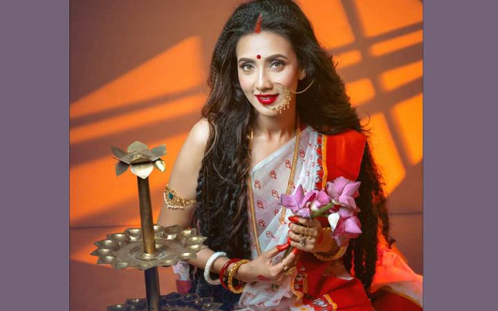 দেবীরুপে ধরাদিলেন মিম