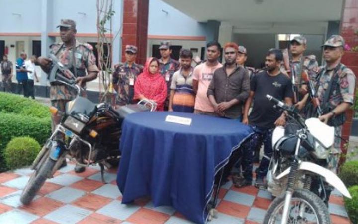 মানবপাচারকারীসহ আটক ৫