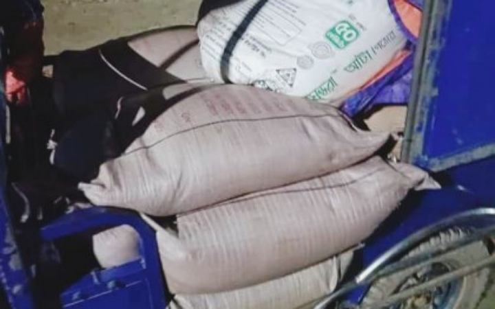 পরশুরামে ১১ বস্তা ভারতীয় চিনিসহ আটক ৩