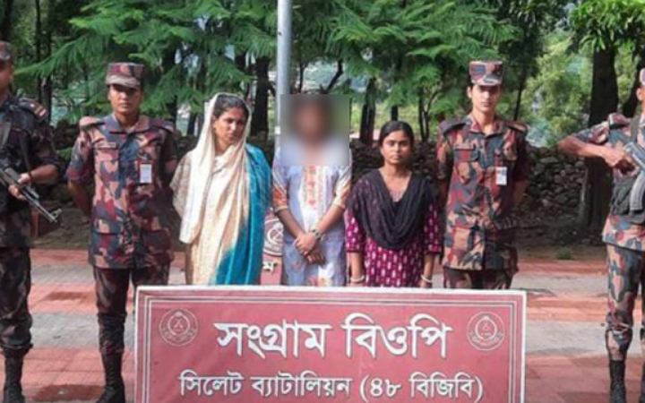 অবৈধভাবে ভারতে যাওয়ার সময় আটক ৩