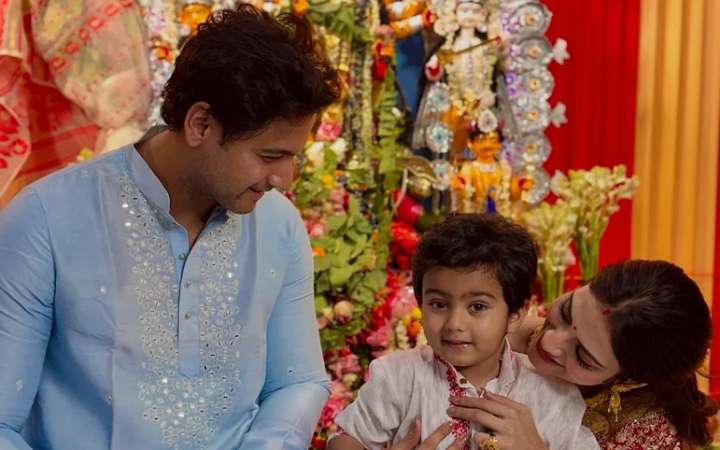 যশের সঙ্গে পূজা দিলেন নুসরাত জাহান!