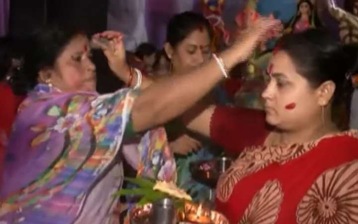 ঝিনাইদহে সনাতন নারীরা আজ মেতেছে সিঁদুর খেলায়