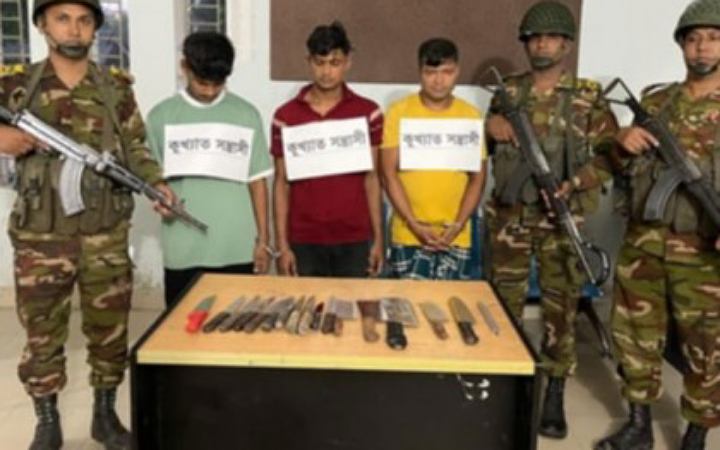ব্রাহ্মণবাড়িয়ায় অস্ত্রসহ গ্রেফতার ৩