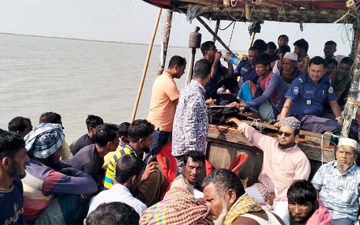 তেঁতুলিয়া নদীতে ইলিশ শিকারের সময় ইলিশ-জালসহ ৫২ জেলে আটক