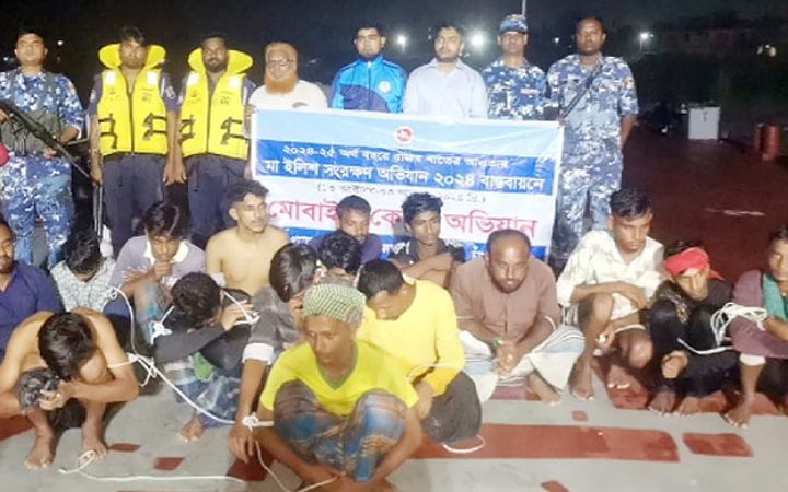 চাঁদপুরে নিষেধাজ্ঞা অমান্য করে ইলিশ শিকারের দায়ে ১৪ কারাদণ্ড