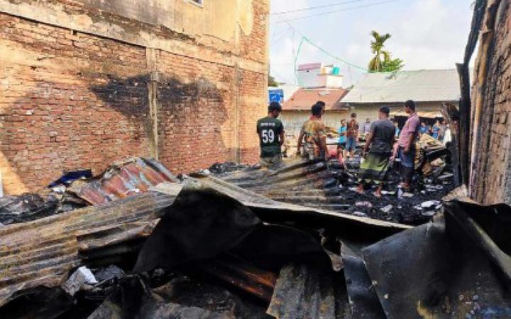 নাজিরপুরে আগুনে পুড়ে ভস্মীভূত ৮ দোকান