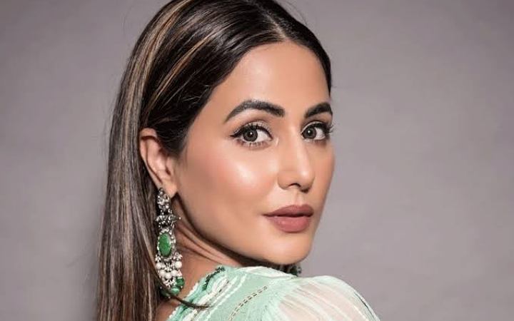 বলিউড অভিনেত্রী হিনা খানের আবেগঘন পোস্ট