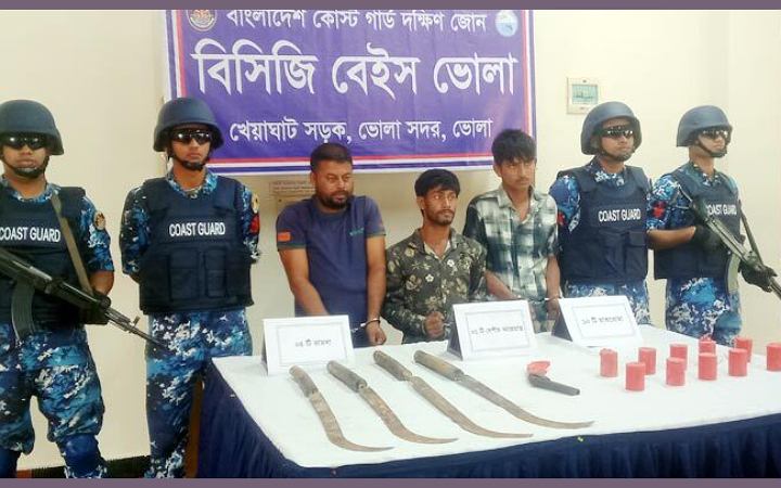 ভোলায় দেশীয় অস্ত্র-বোমাসহ গ্রেফতার ৩