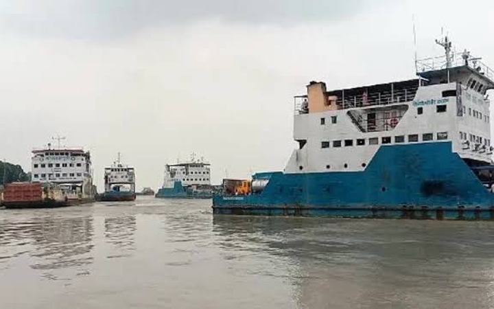 নব্য সংকট কাটিয়ে ৪৫ ঘণ্টা পর আরিচা-কাজিরহাট নৌরুটে ফেরি চলাচল শুরু