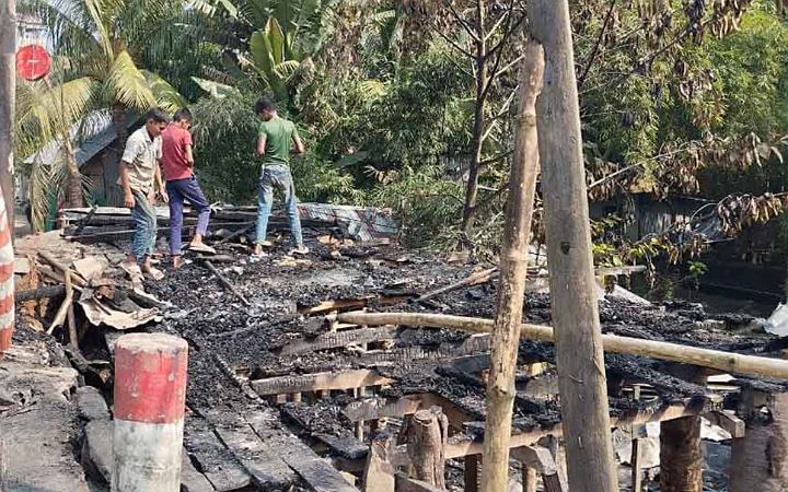 ঝালকাঠিতে আগুনে ভস্মীভূত হলো ৩ দোকান