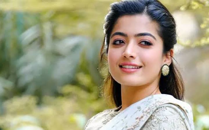 গোপনে ডেটিং করতে গিয়ে ভাইরাল হলেন পুষ্পার নায়িকা