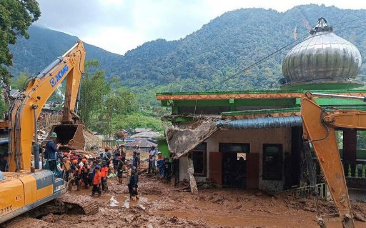 ইন্দোনেশিয়ায় ভূমিধস ও আকস্মিক বন্যা, ১৬ মরদেহ উদ্ধার