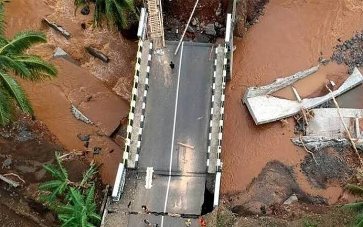 আকস্মিক বন্যায় ইন্দোনেশিয়ায় ১০ জনের মৃত্যু