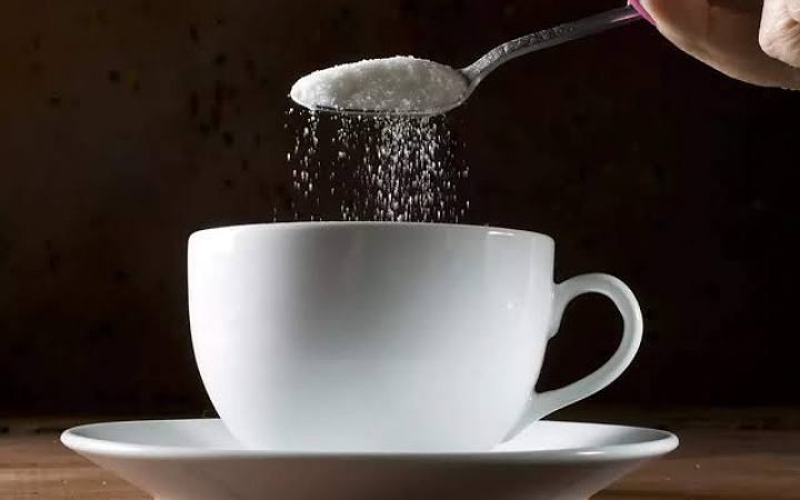 নিয়মিত চিনি বেশি খেলে যেসব ক্ষতি হতে পারে