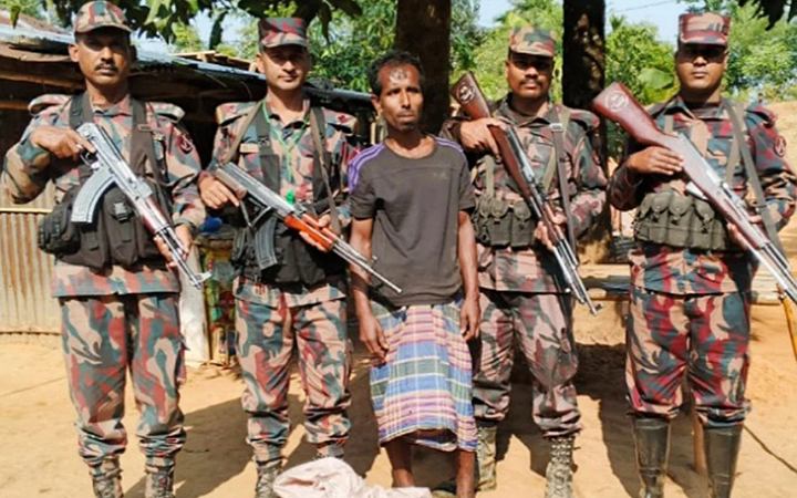 মৌলভীবাজারে ভারতীয় চিনিসহ চোরা কারবারি গ্রেফতার