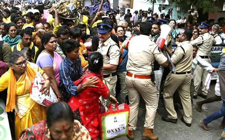 ভারতে মন্দিরে পদদলিত হয়ে ছয়জনের মৃত্যু