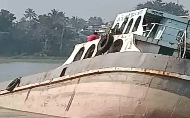 পশ্চিমবঙ্গ থেকে ফেরার সময় গঙ্গায় ডুবে গেছে বাংলাদেশি কার্গো জাহাজ