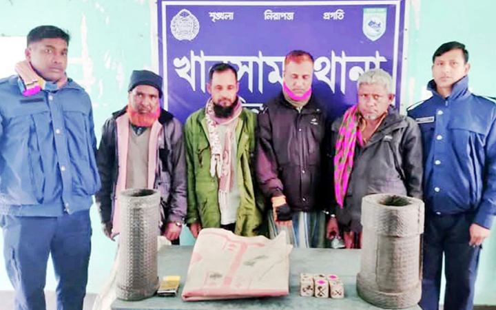 দিনাজপুরে ইউপি সদস্যসহ আটক ৪