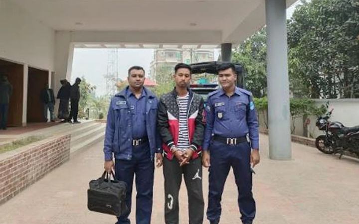 মুন্সিগঞ্জে ৯ বোতল বিদেশি মদসহ যুবক গ্রেফতার