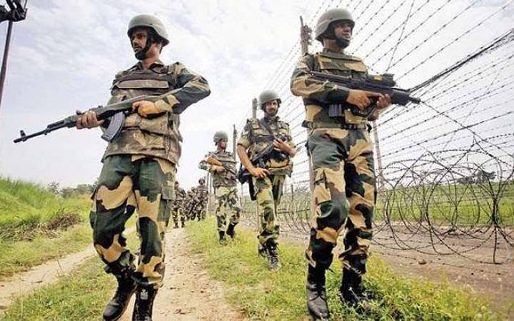 চাঁপাইনবাবগঞ্জ সীমান্ত থেকে চার বাংলাদেশিকে ধরে নিয়ে গেলো বিএসএফ
