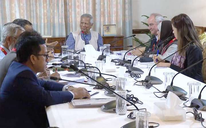 বৈশ্বিক মানে উন্নীত করতে শ্রম আইন সংস্কারের নির্দেশ প্রধান উপদেষ্টার