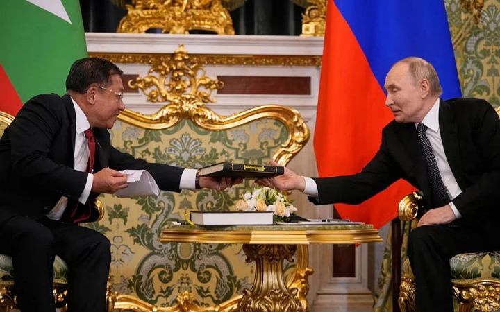 পুতিনকে হাতি উপহার দিলেন মিয়ানমারের জান্তাপ্রধান