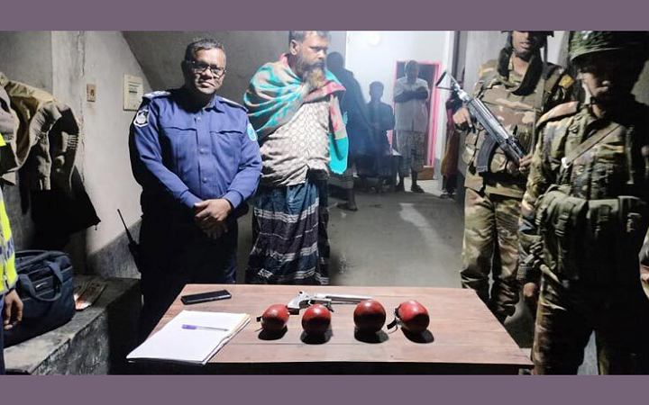 বালিয়াকান্দিতে যৌথবাহিনীর অভিযানে অস্ত্র ও গ্রেনেডসহ আটক ১