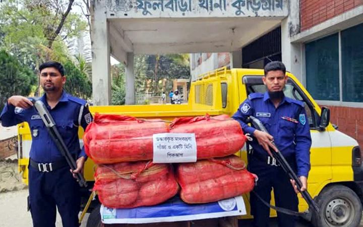 ফুলবাড়ীতে ৫৮ কেজি গাঁজাসহ পিকআপ জব্দ