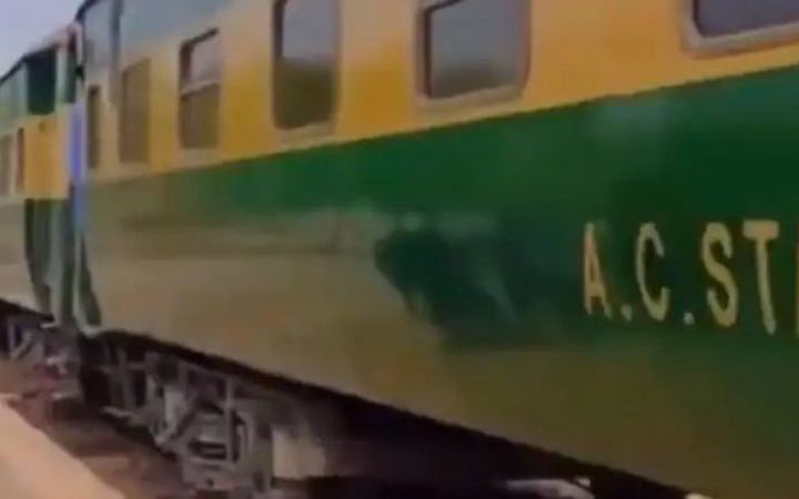 পাকিস্তানের বেলুচিস্তানে পেশাওয়ারগামী ট্রেনে গুলিবর্ষণ