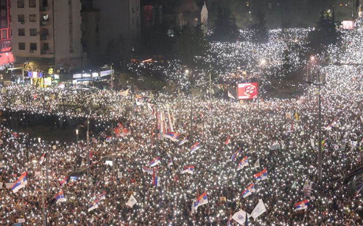 সার্বিয়ায় সরকারবিরোধী বিক্ষোভে লক্ষ মানুষের ঢল