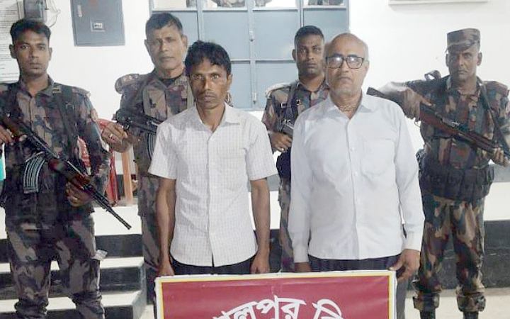 ঝিনাইদহ সীমান্ত থেকে অবৈধভাবে ভারতে প্রবেশের সময় আটক ২