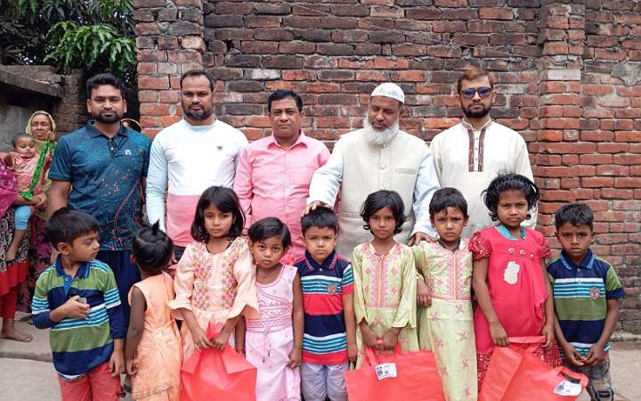 বস্তির শিশুদের মাঝে ঈদের নতুন পোষাক বিতরণ করলো পথের দিশা ভাসমান স্কুল