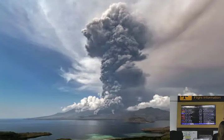 ইন্দোনেশিয়ায় আগ্নেয়গিরিতে অগ্ন্যুৎপাতের কারণে , বেশ কিছু ফ্লাইট বাতিল