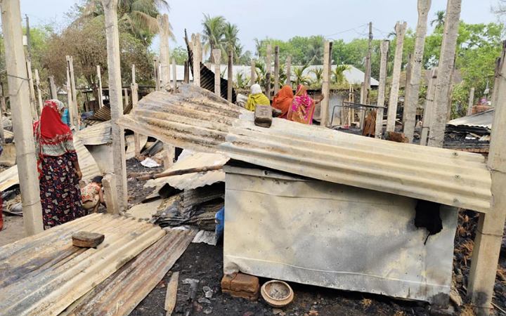কুষ্টিয়ায় আগুনে পুড়ে নিঃস্ব সাতটি পরিবার,নিহত ১