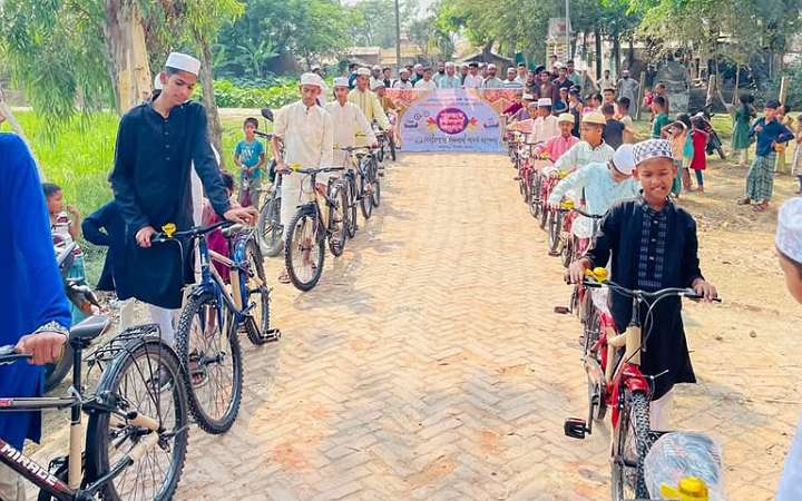 বাঁশখালী ২০৫ ওয়াক্ত নামাজ পড়ে বাইসাইকেল পেল ১৭ শিশু