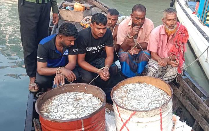 বরিশালে জাটকা অভিযানে হামলায় আনছার সদস্য আহত , আটক ৫