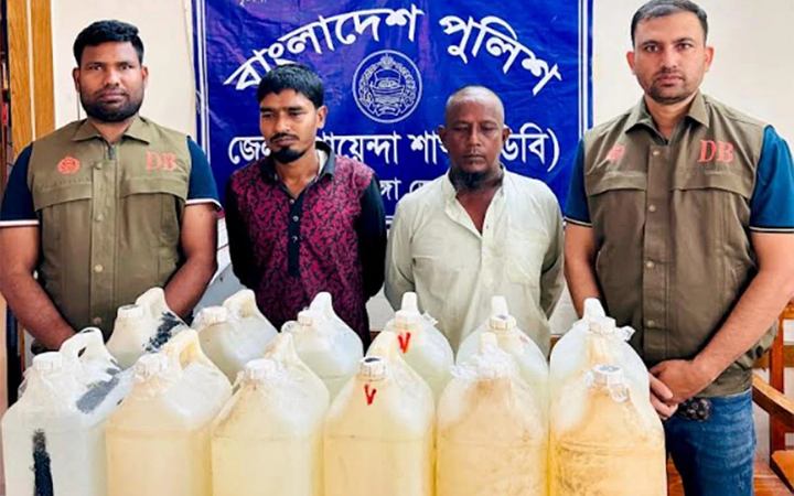 চুয়াডাঙ্গায় ১২০ লিটার বাংলা মদসহ আটক ২
