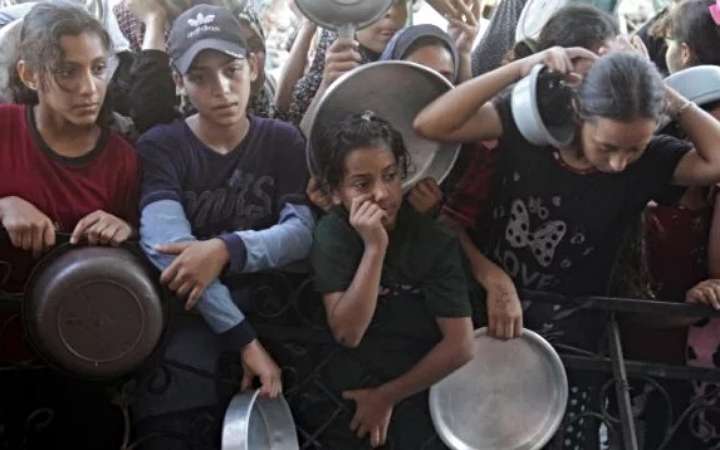 ফুরিয়ে আসছে খাবার, ক্ষুধায় মৃত্যুর আশঙ্কা অবরুদ্ধ গাজাবাসীর