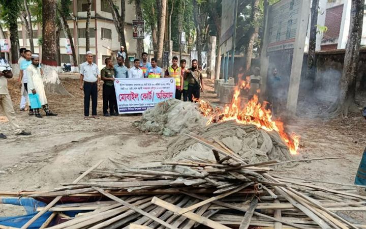 বরিশালে পৃথক দুই নদী থেকে অবৈধ জাল উদ্ধার