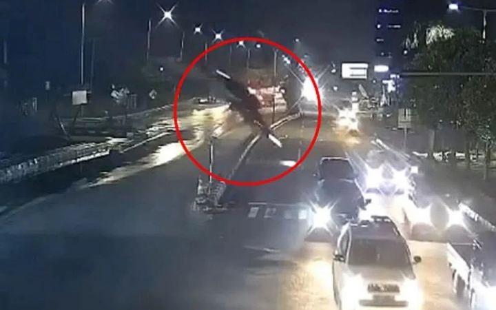 ইন্দোনেশিয়ায় গুগল ম্যাপের ভুলে ওভারপাস থেকে ছিটকে পড়ল গাড়ি!