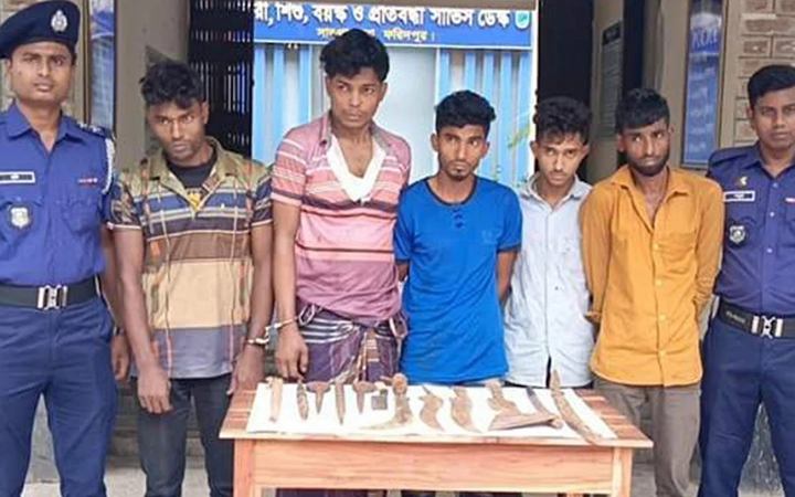 ফরিদপুরে দেশীয় অস্ত্রসহ পাঁচ ডাকাত আটক