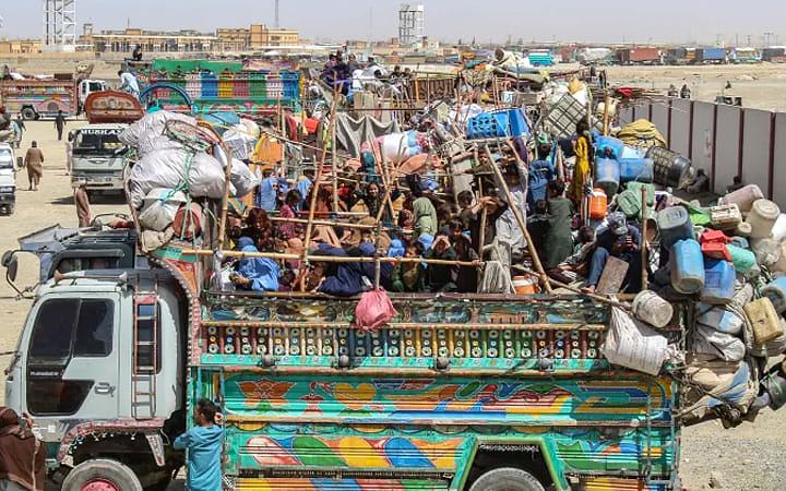 হাজার হাজার আফগানদের  ফেরত পাঠালো পাকিস্তান