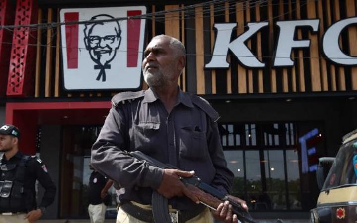 গাজা যুদ্ধের প্রতিবাদে পাকিস্তানজুড়ে কেএফসির বিরুদ্ধে বিক্ষোভ