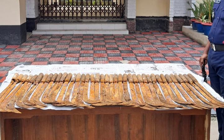 সাতক্ষীরায় পুকুর থেকে ৩৮ দেশীয় অস্ত্র উদ্ধার