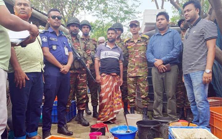 সাতক্ষীরায় চিংড়িতে জেলি পুশ করার সময় আটক ২