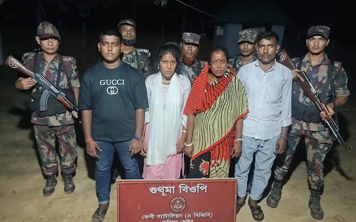 বাঁশপদুয়া সীমান্ত থেকে অবৈধভাবে ভারতে প্রবেশকালে আটক ৪