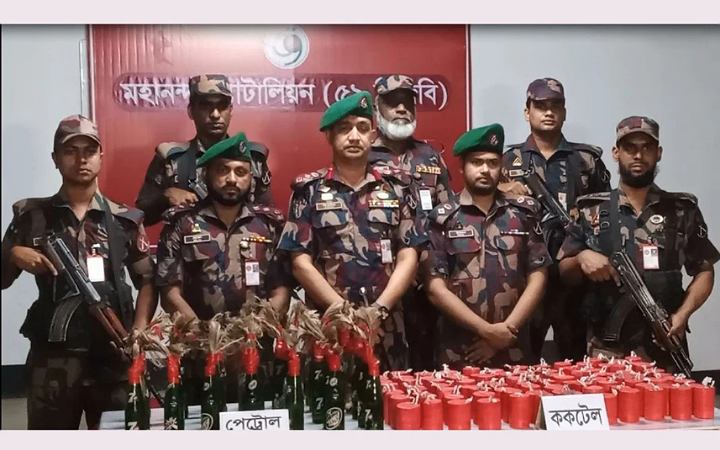 চাঁপাইনবাবগঞ্জ সীমান্ত থেকে ককটেল ও পেট্রোল বোমা উদ্ধার