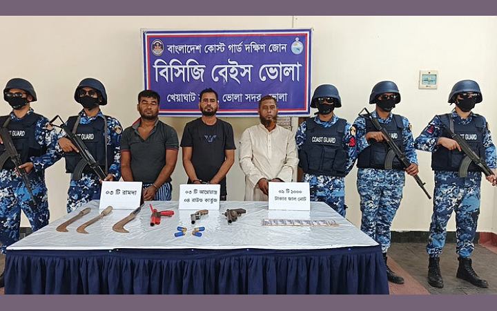 আগ্নেয়াস্ত্রসহ দুই ইউপি সদস্যসহ আটক ৩