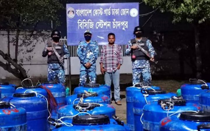 চাঁদপুর থেকে ১২ লাখ চিংড়ির রেণু পোনা জব্দ করেছে কোস্টগার্ড