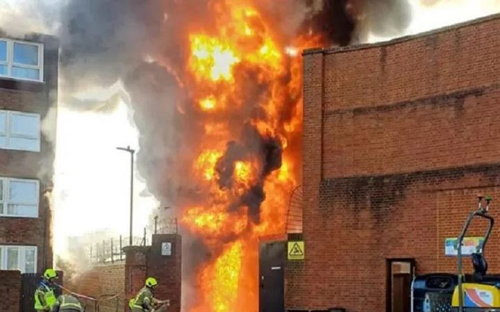 লন্ডনে বিদ্যুৎ উপকেন্দ্রে ভয়াবহ অগ্নিকাণ্ড